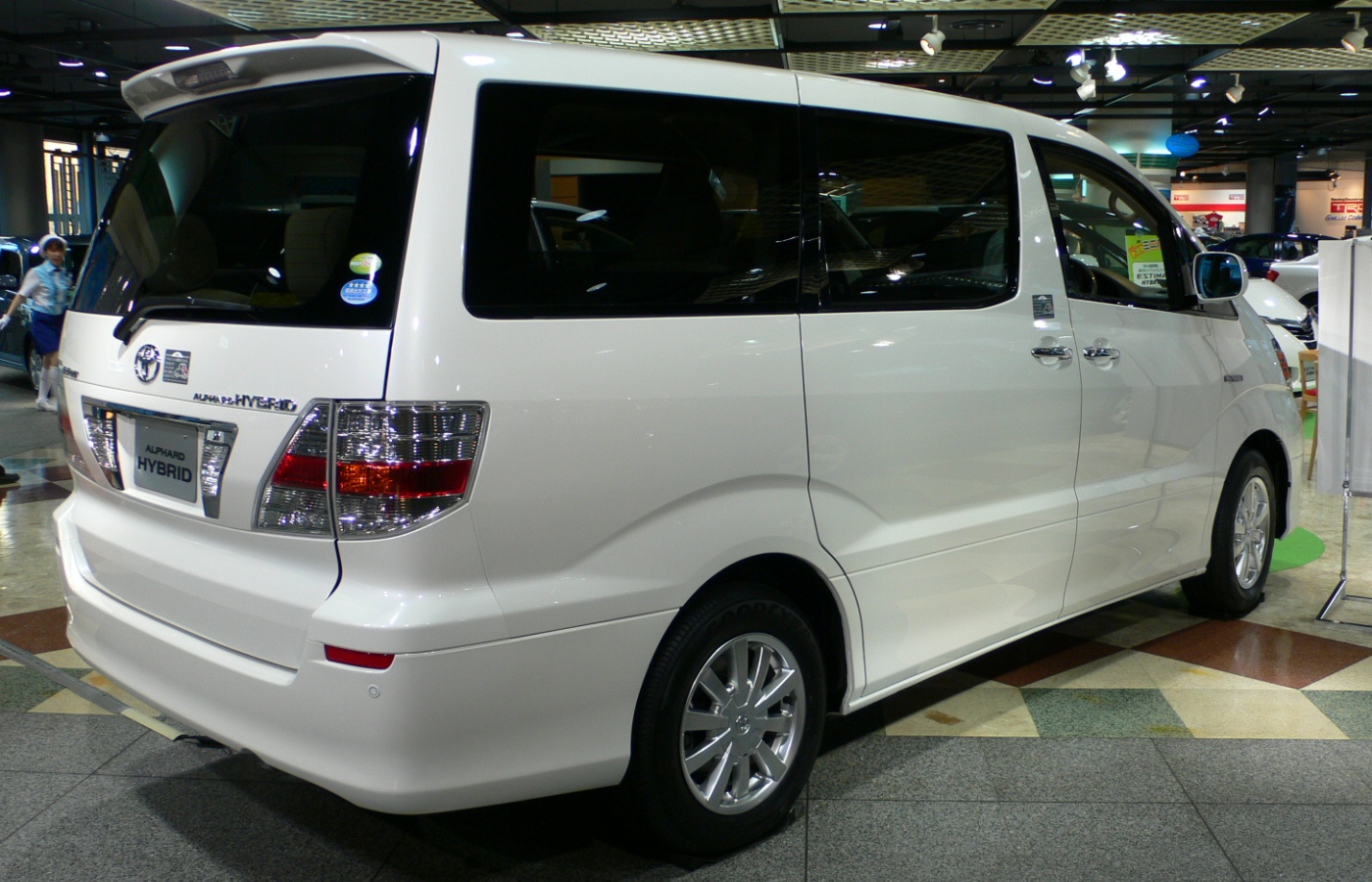 Toyota Alphard Hybrid: 2 фото